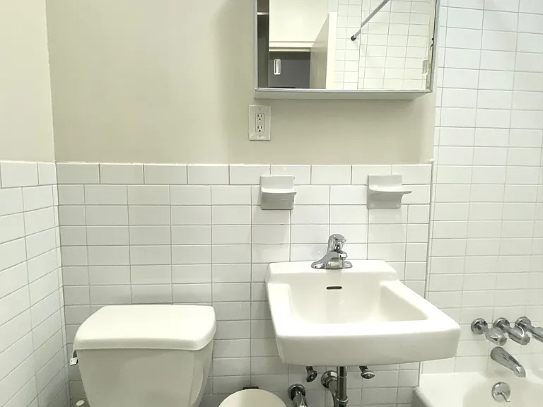 1553 York Ave #D — Photo 8