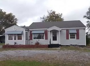 1040 W North Ave, Flora, IL 62839