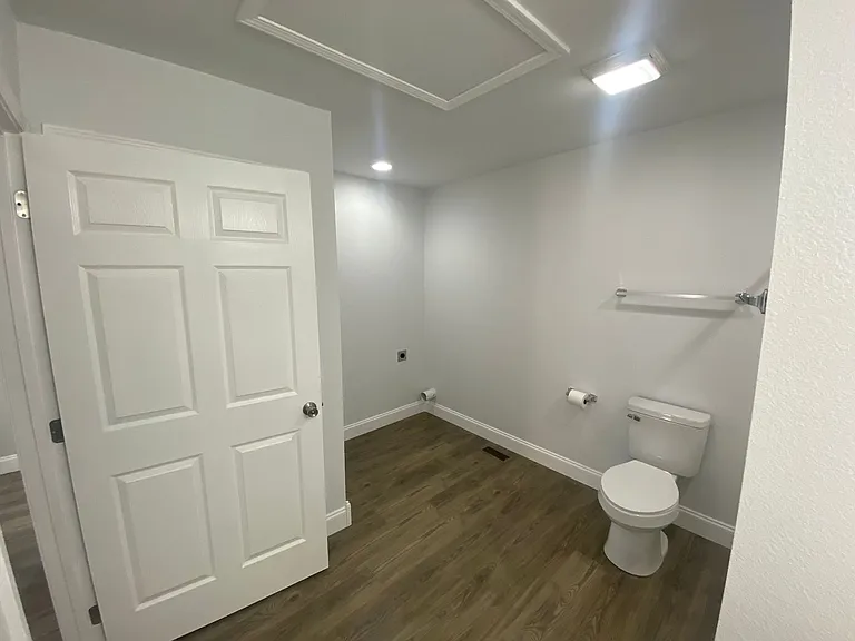 208-214 Laurel St — Photo 13