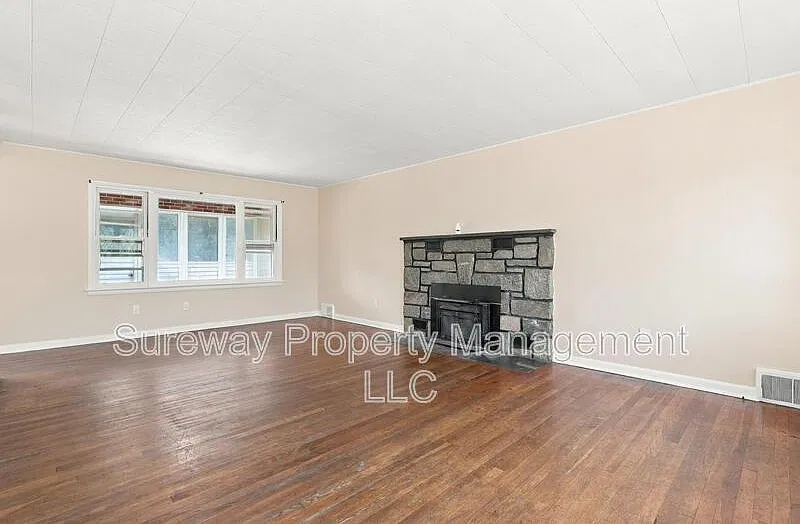 3 bed, 1.0 bath, 1456 sqft, $2,990 — Photo 4