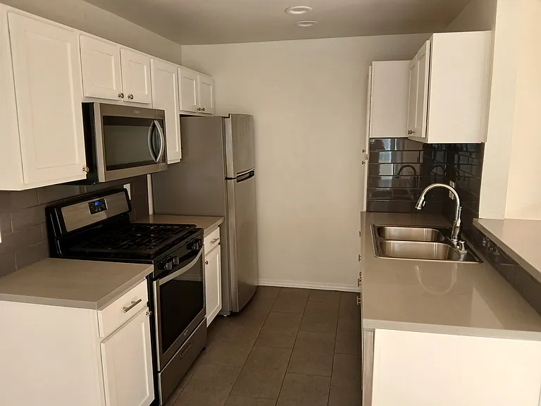 540 N Hayworth Ave #5 — Photo 3