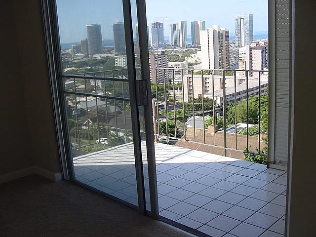 Park Tower 2 Bedroom, 1 bath, located below Punchbowl, 1 cov'd parking/pool, secured entrance! — Photo 3