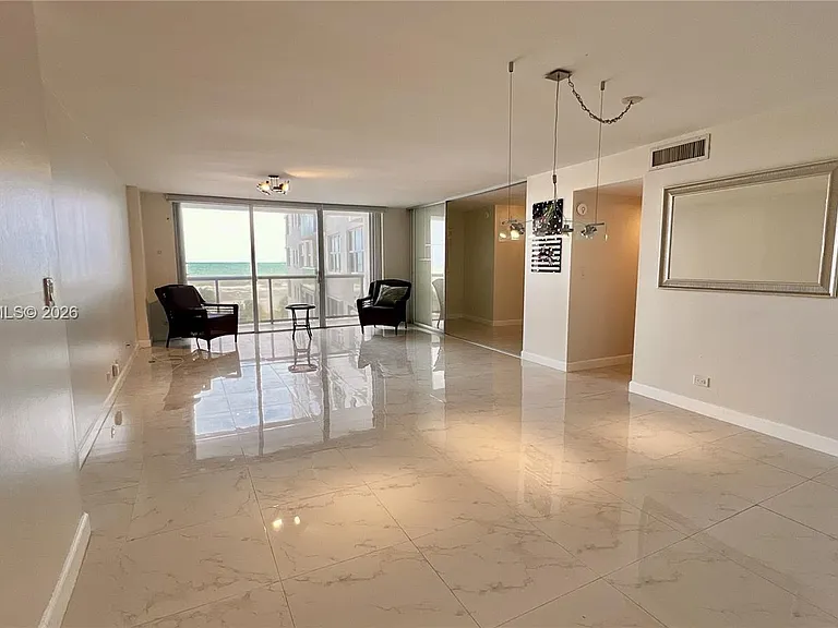 6039 Collins Ave #520 — Photo 2