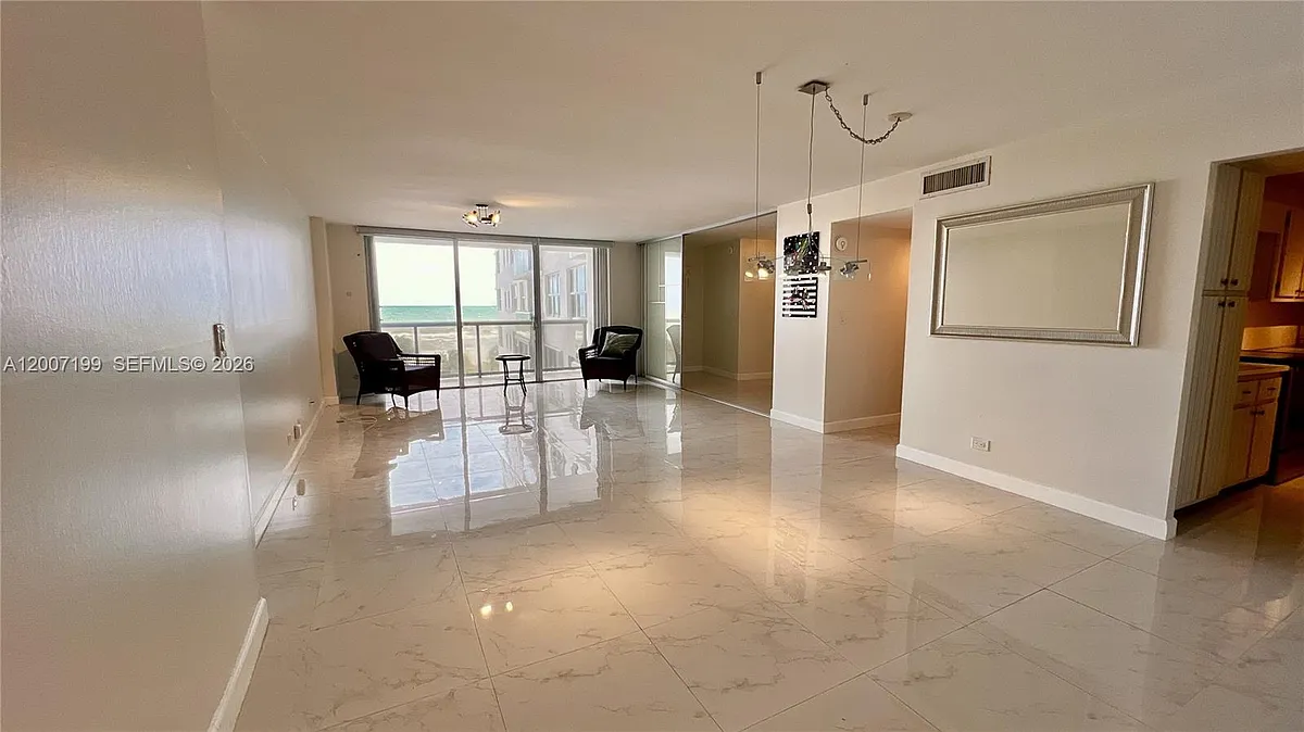 Building Photo - 6039 Collins Ave #520