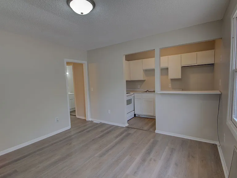 304 Larson Ct — Photo 4