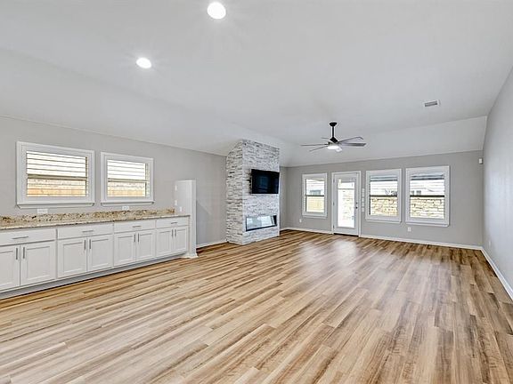5th image of 913 Zacarias Dr
