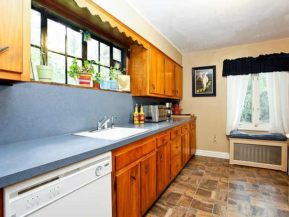 4th image of 380 Mamaroneck Ave