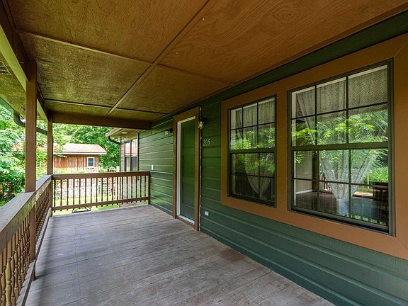3rd image of 205 Vista Ave