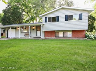 682 Sussex Ln, Crystal Lake, IL 60014