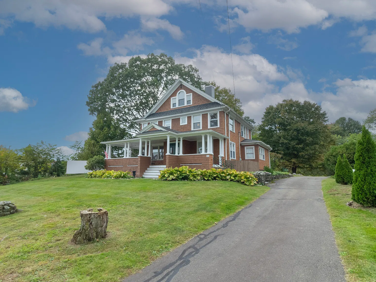 4 bed, 2.5 bath, 2287 sqft, $6,000 — Photo 2