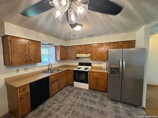 3 bed, 1.0 bath, 840 sqft, $1,295 — Photo 2