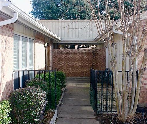 3rd image of 821 Shady Glen Ln