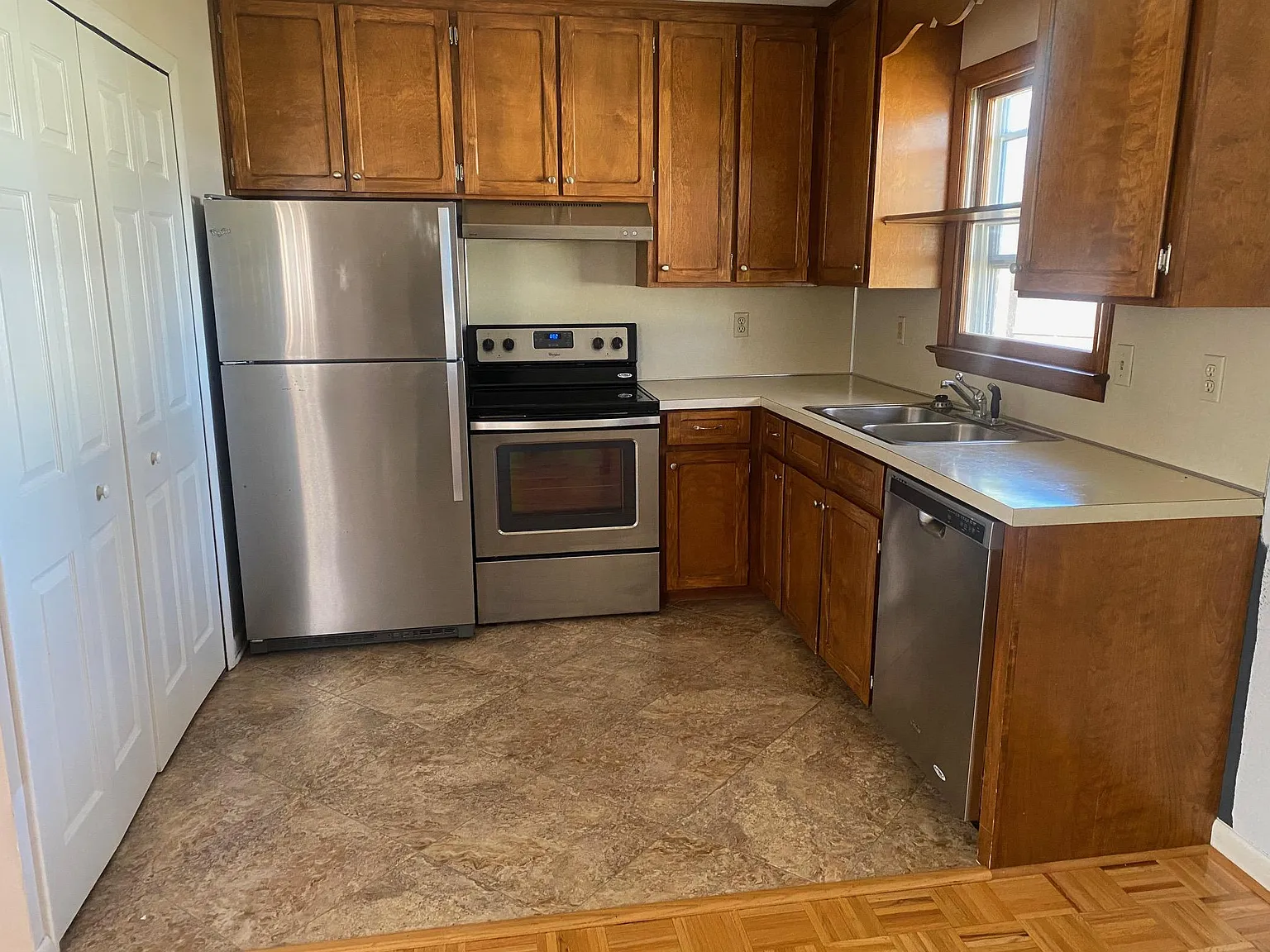 3 bed, 1073 sqft, $1,750 — Photo 2