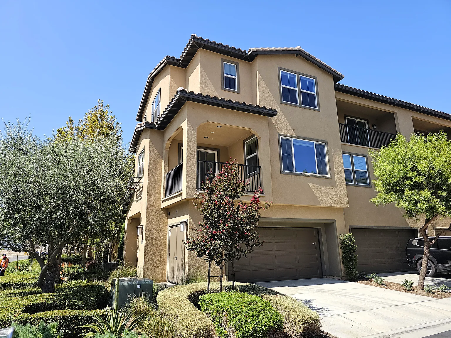 2 bed, 2.5 bath, 1342 sqft, $4,200 — Photo 3