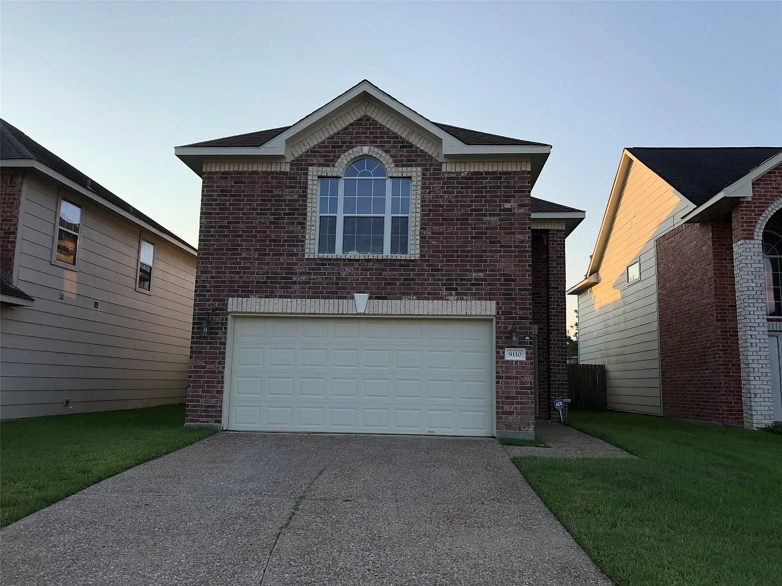 3 bed, 2.5 bath, 1928 sqft, $1,875 — Photo 1