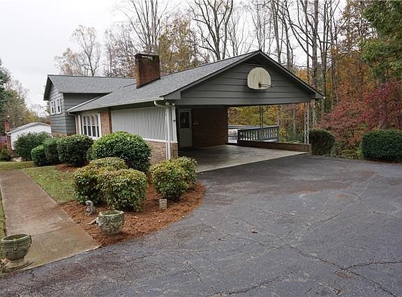 3rd image of 2323 Lakeside Terrace Cres