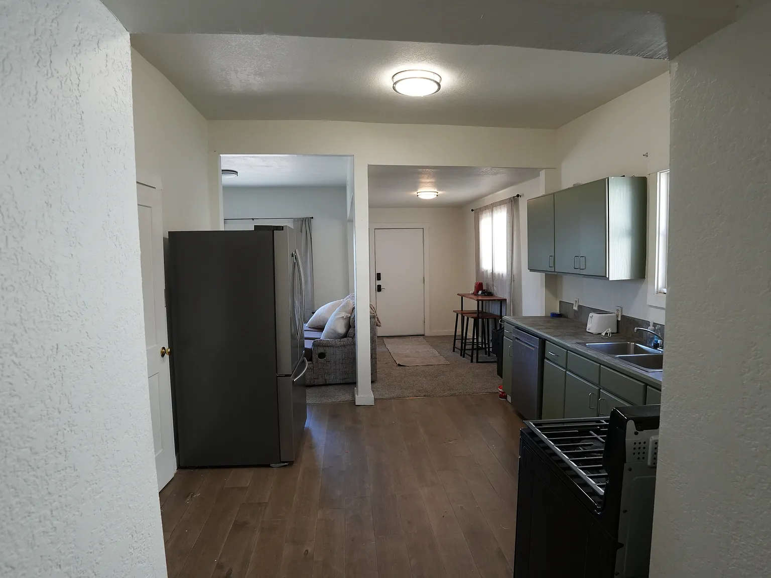 3 bed, 1032 sqft, $1,900 — Photo 4