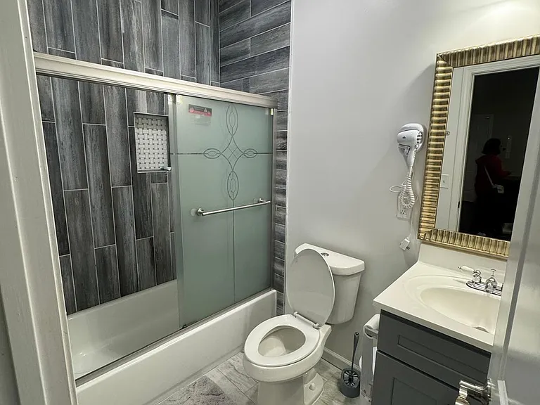 1801 Robin Hood Ln — Photo 15