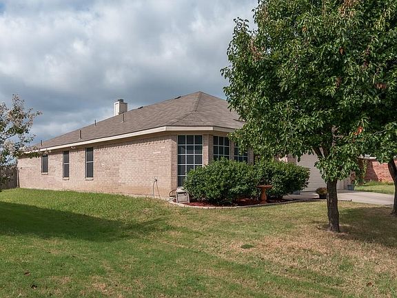 3rd image of 521 Cambridge Dr