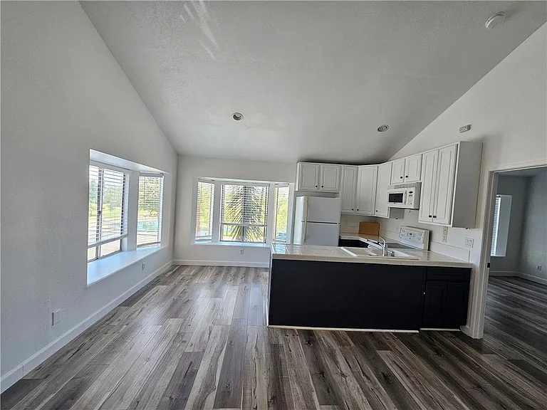517 S Hewes St #B — Photo 19