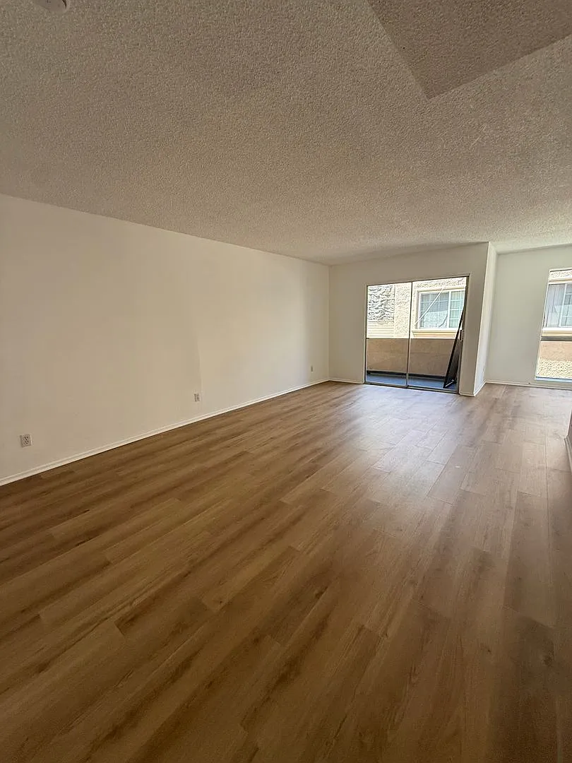 079 - 1306 N Columbus — Photo 3