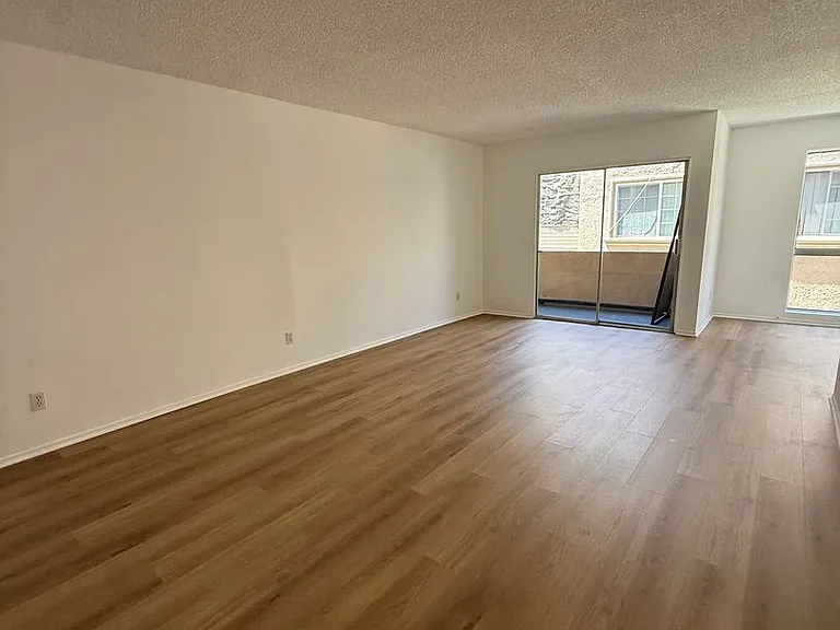 079 - 1306 N Columbus — Photo 3