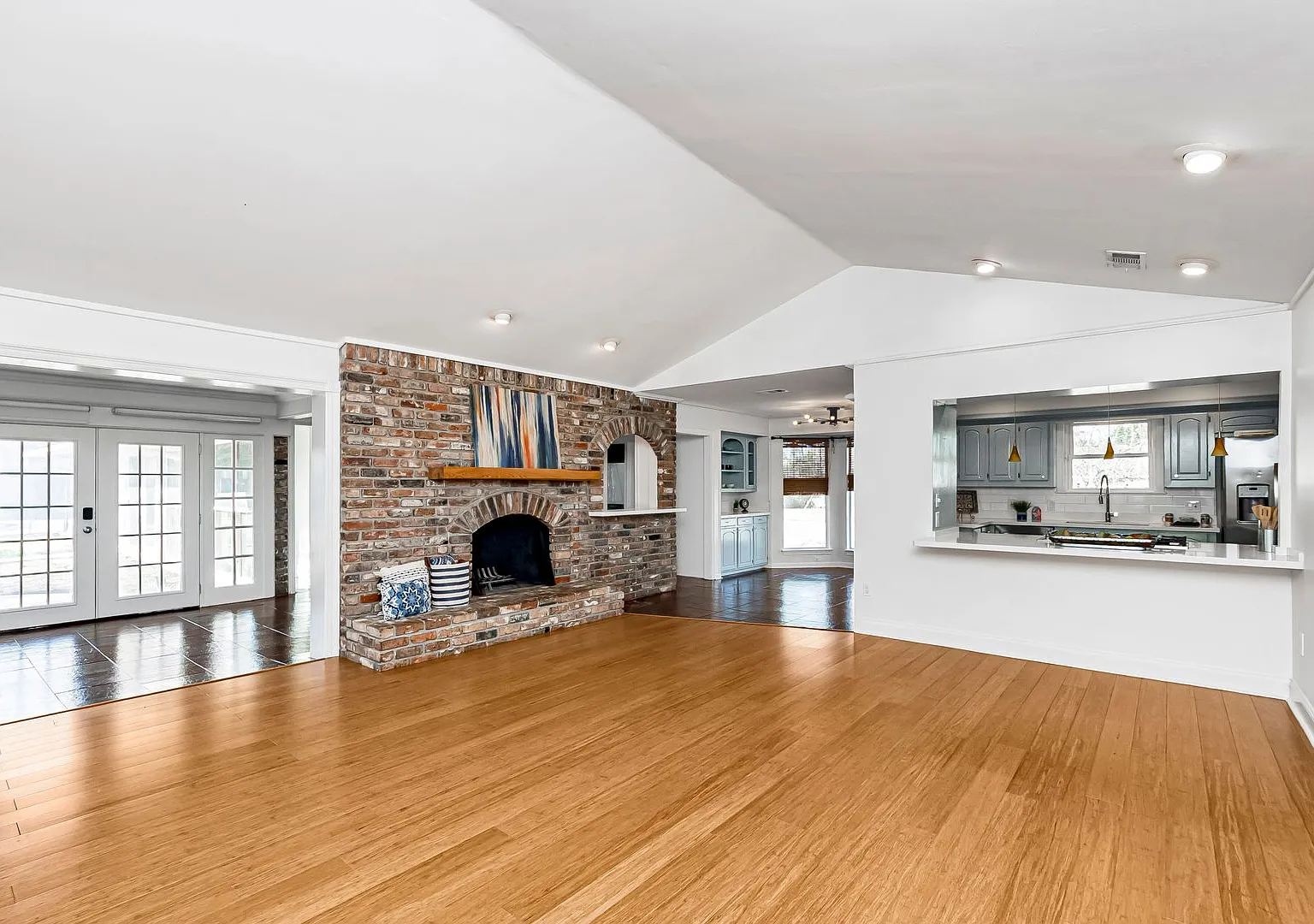 Resort-Style 4 Bedroom Home with Pool & Outdoor Pavilion in Pine Park — Photo 2