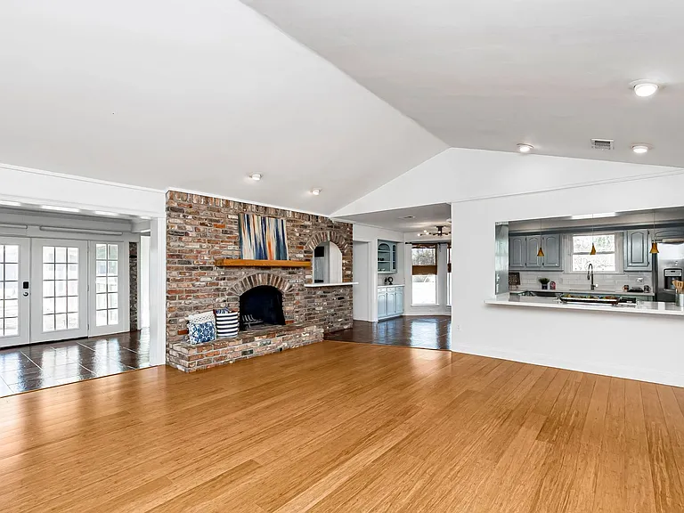 4204 Pine Park Dr — Photo 2