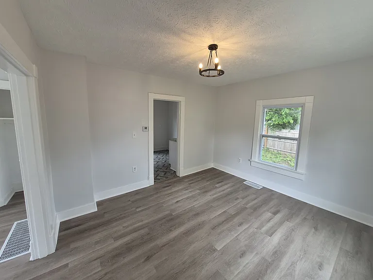 210 S Hedges St — Photo 3