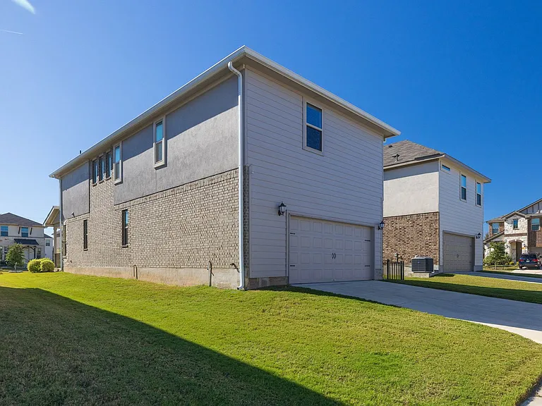 2904 Harvester Ln — Photo 3
