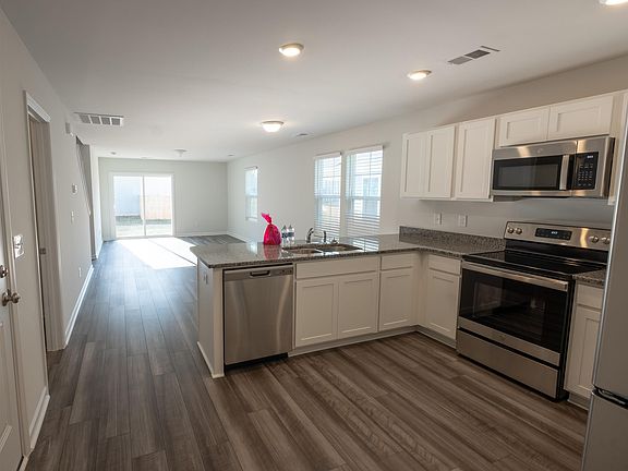 3rd image of 348 Braemar Dr