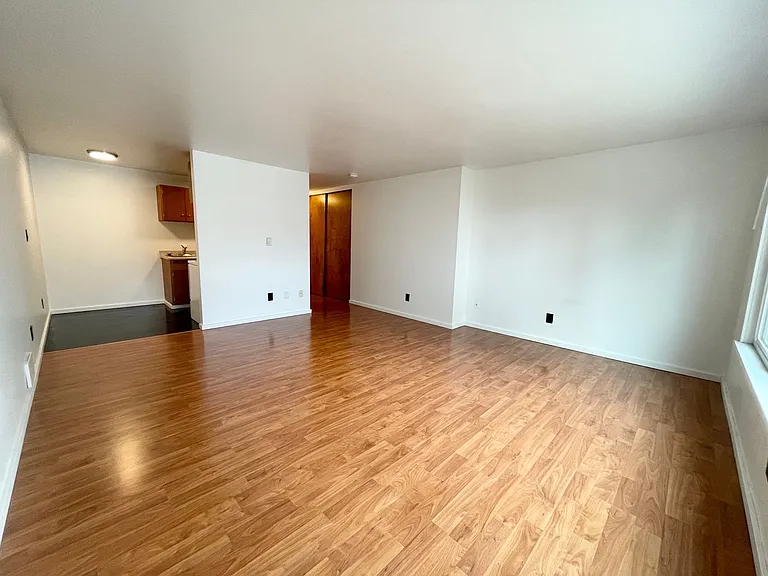 Escolier Apartments — Photo 40