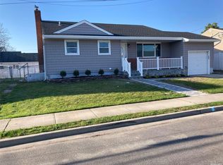 9 Prairie Ln, Lindenhurst, NY 11757