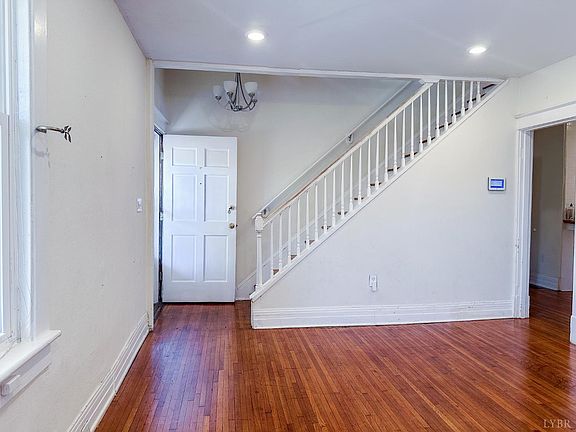 5th image of 208 Denver Ave