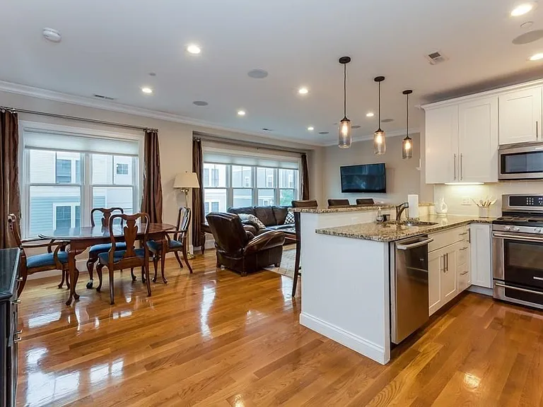 360 W 2nd St #1 — Photo 1
