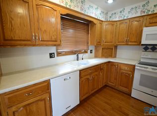 1205 E 38th St, Sioux Falls, SD 57105