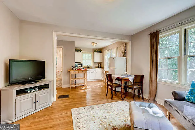 203 E Davis St — Photo 3