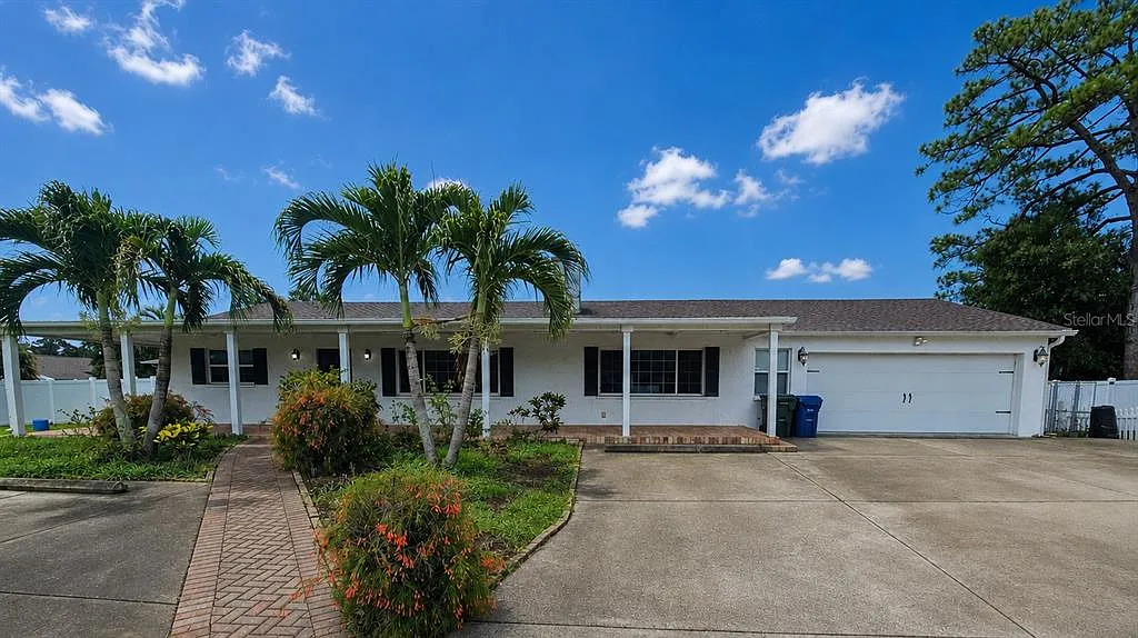 3 bed, 2.0 bath, 2252 sqft, $3,900 — Photo 3