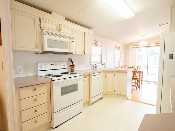 5th image of 122 Winterdale Dr