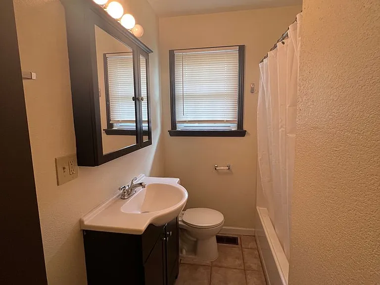 306 E Liberty St — Photo 4