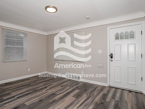 1337385_002_wm_-_living_room_13183930.jpg