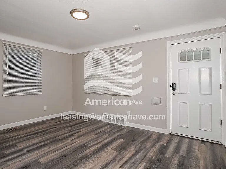 1337385_002_wm_-_living_room_13183930.jpg