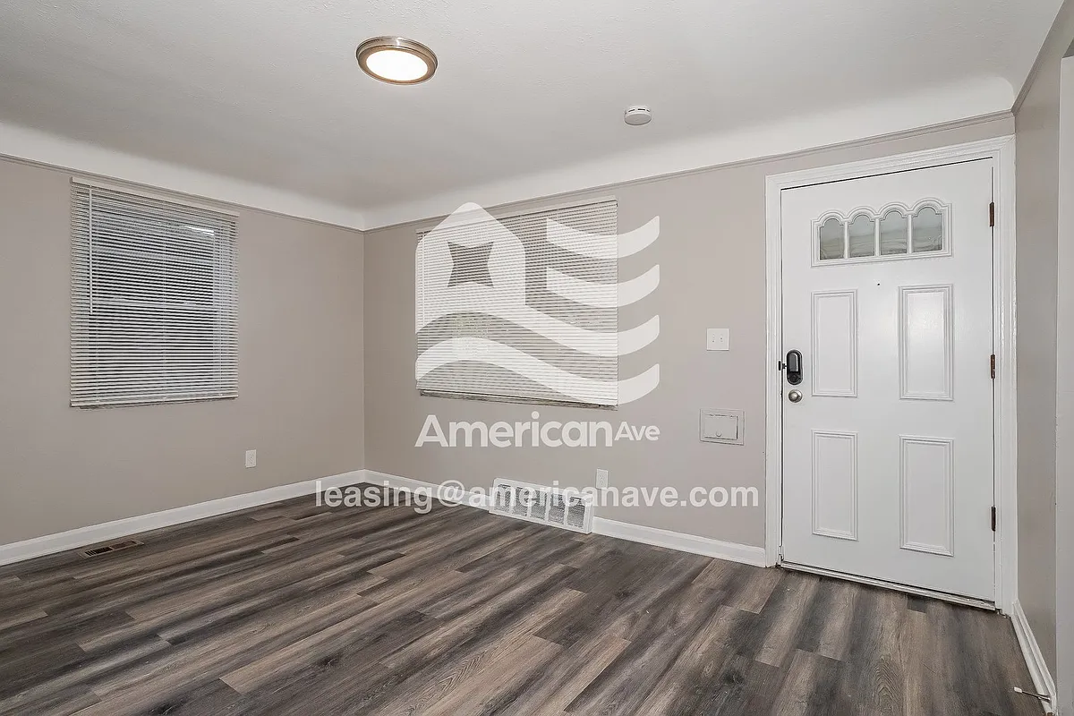1337385_002_wm_-_living_room_13183930.jpg - 3879 E 154th St