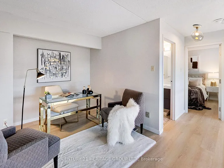 393 King St E #404 — Photo 15