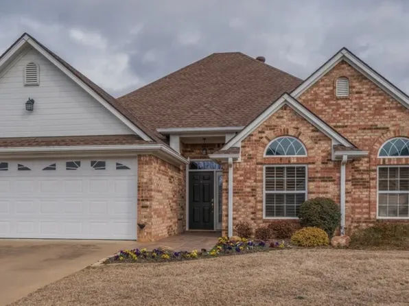 1607 Valley Brook Ln, Longview, TX 75605