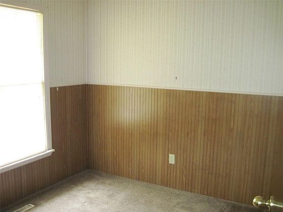 3rd image of 1047 Park Dr