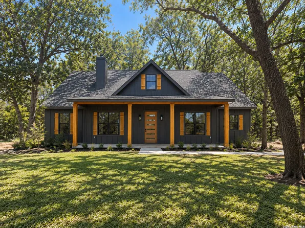 3515 County Road 676, Devine, TX 78016
