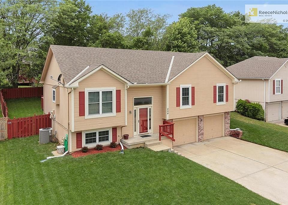 Welcome Home to 504 NE Topaz Drive in beautiful Lee's Summit.