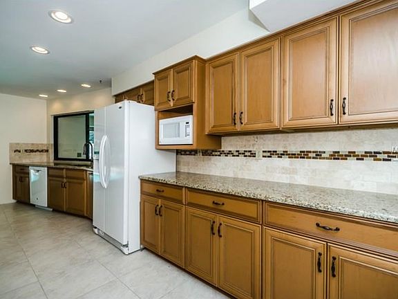 5th image of 133 Sheffield Cir W