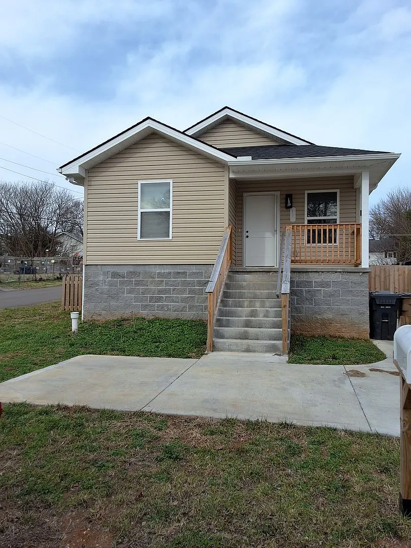 3 bed, 2.0 bath, 1300 sqft, $2,650 — Photo 1